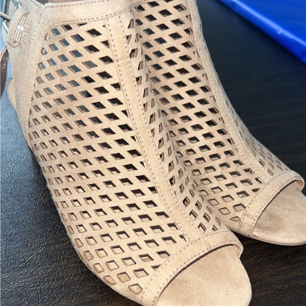 Woman’s Unisa size 8 nude shoes
